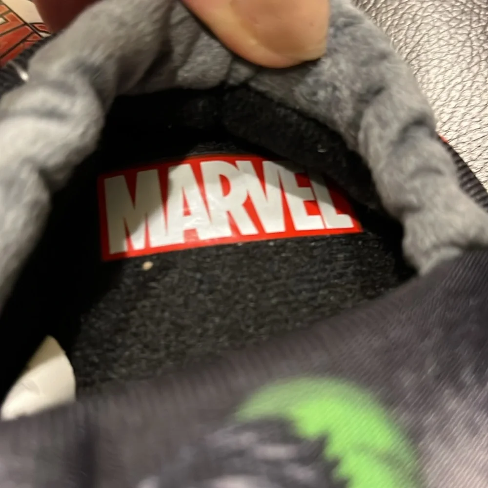 NWT MARVEL Kids Avengers Slippers size S/5-6. Capt. American, Iron Man, Hulk